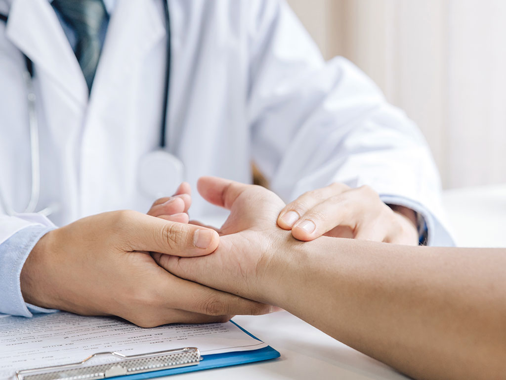 Orthopäde behandelt Handpatienten individuell in OCS Düsseldorf