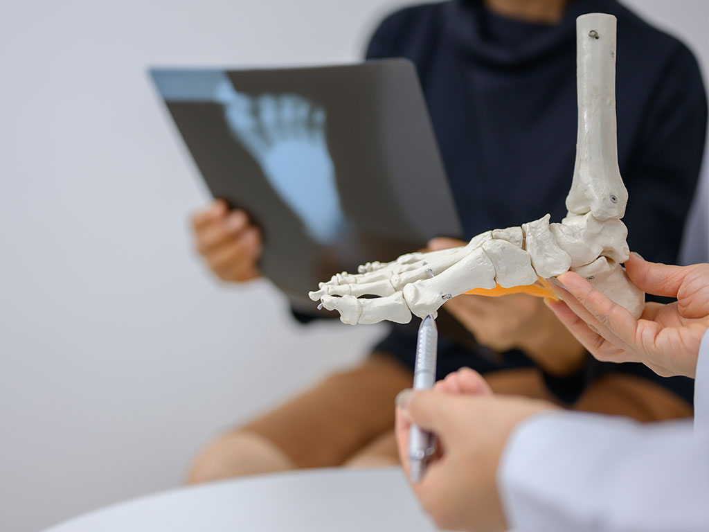 Orthopäde behandelt Fußpatienten in OCS Düsseldorf