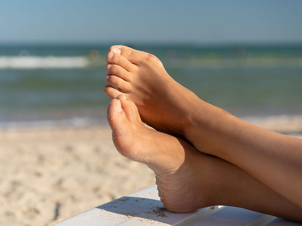 Orthopäde untersucht Hallux valgus bei Patient in OCS Düsseldorf