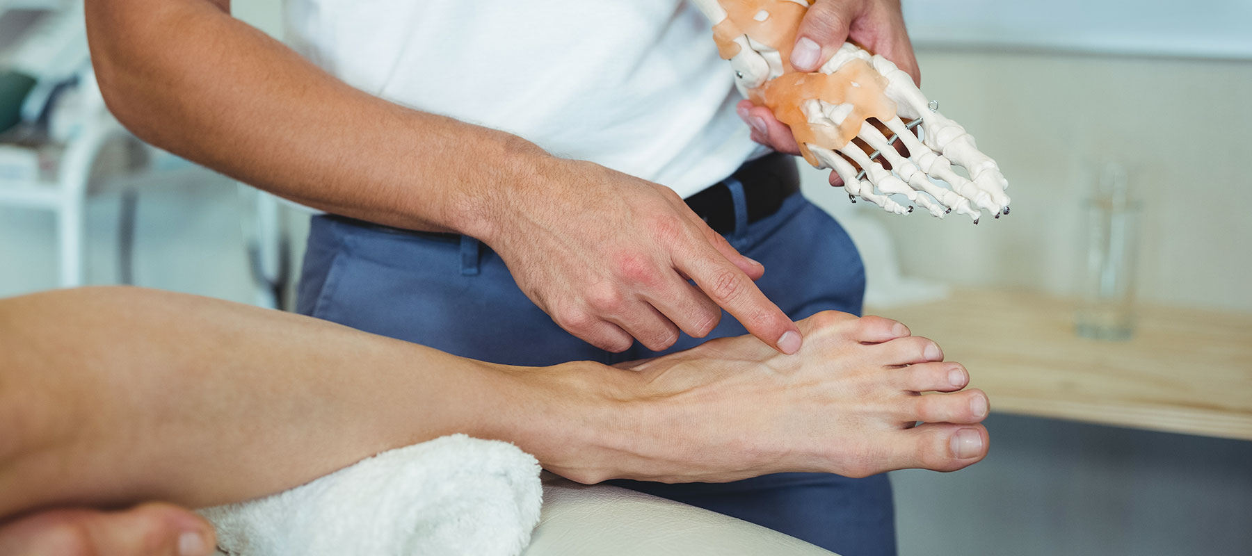 Orthopäde untersucht Fuß in OCS Düsseldorf
