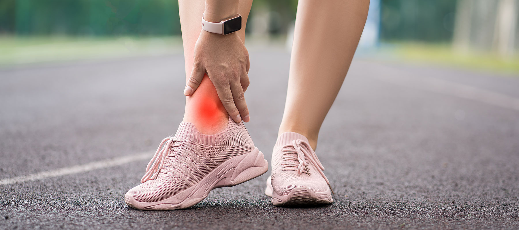 Orthopäde untersucht Sprunggelenk bei Patient in OCS Düsseldorf
