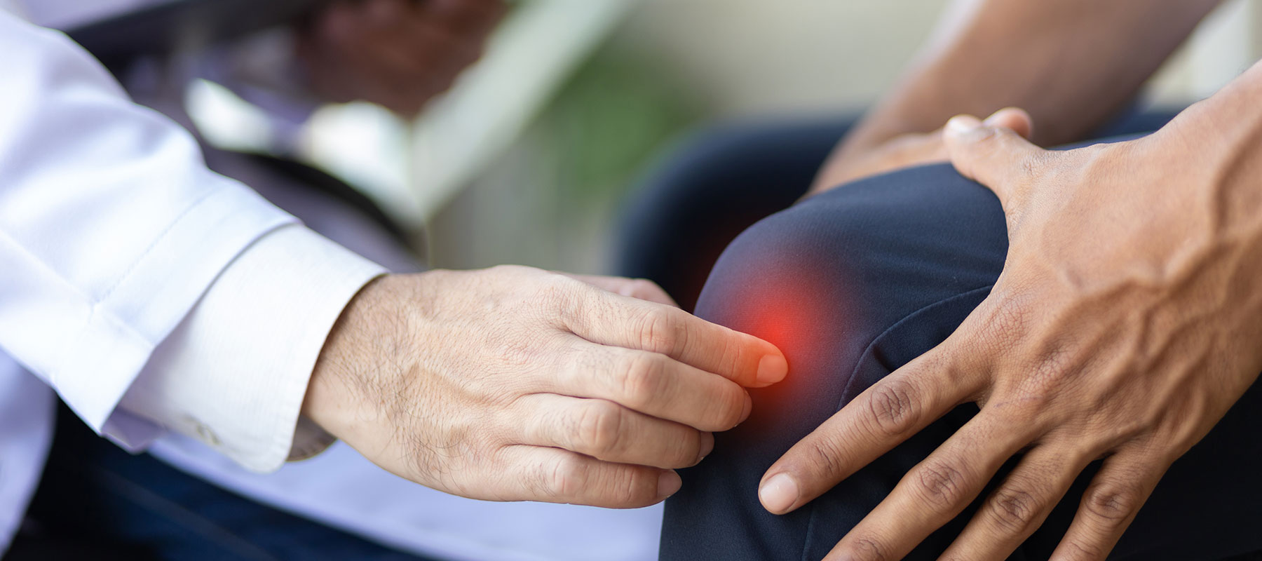 Orthopäde zeigt Kniearthrose bei Patient in OCS Düsseldorf