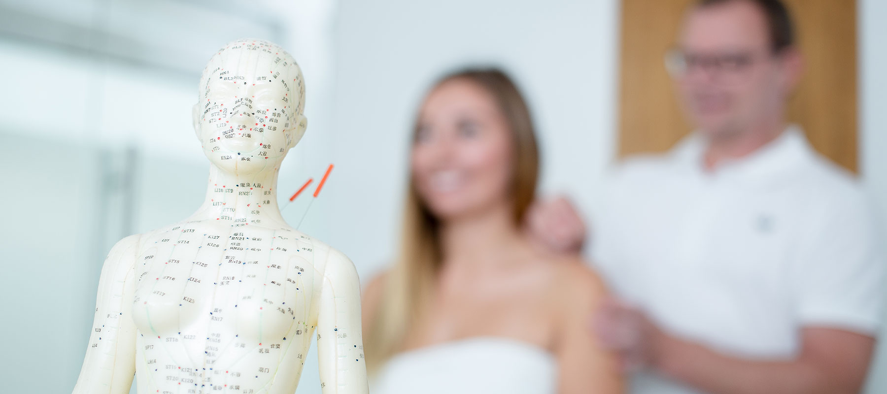 Nadelstiche in die Halswirbelsäule zur therapeutischen Behandlung bei OCS Düsseldorf"