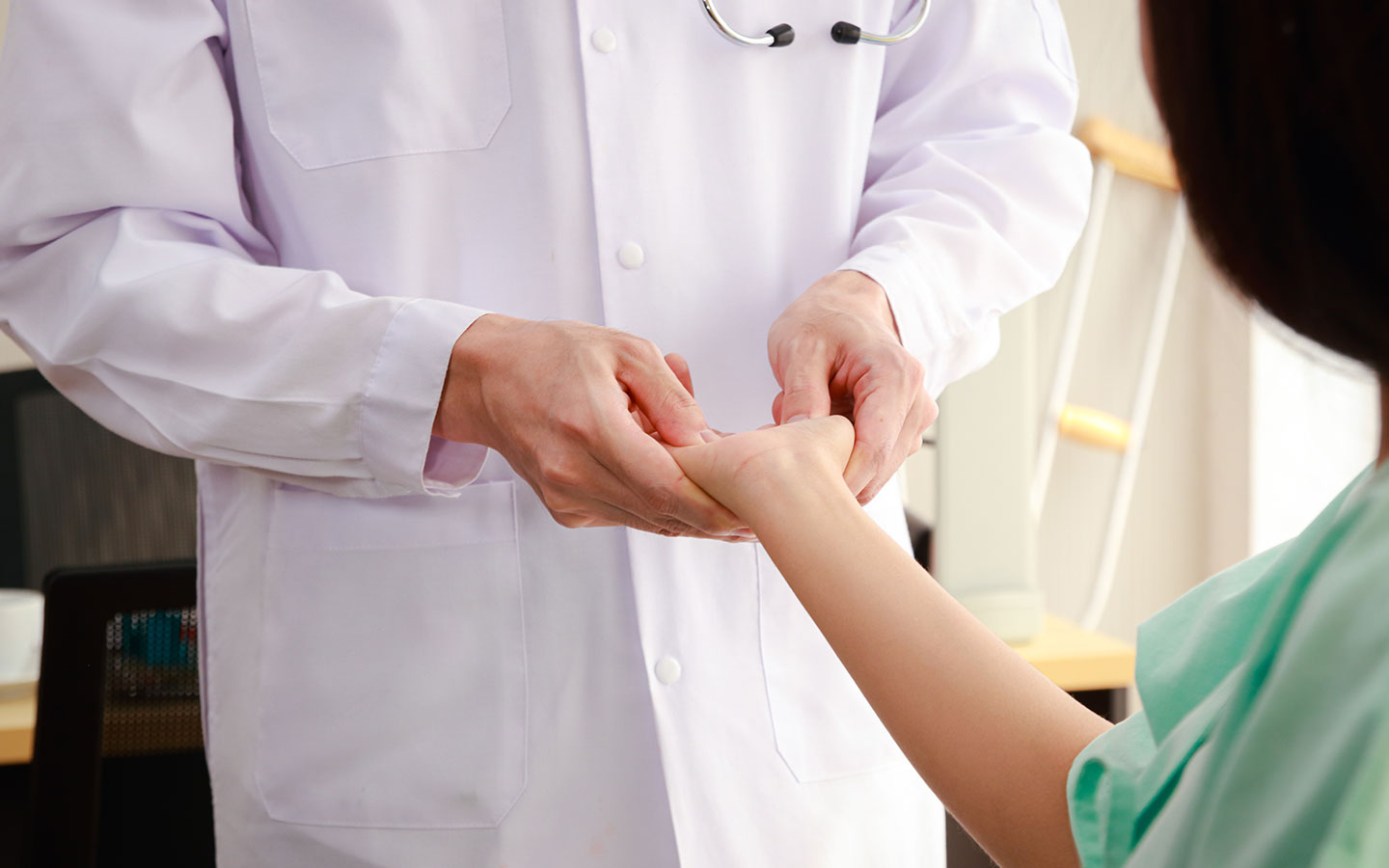 Orthopäde erklärt Symptome von Morbus bei Patient in OCS Düsseldorf