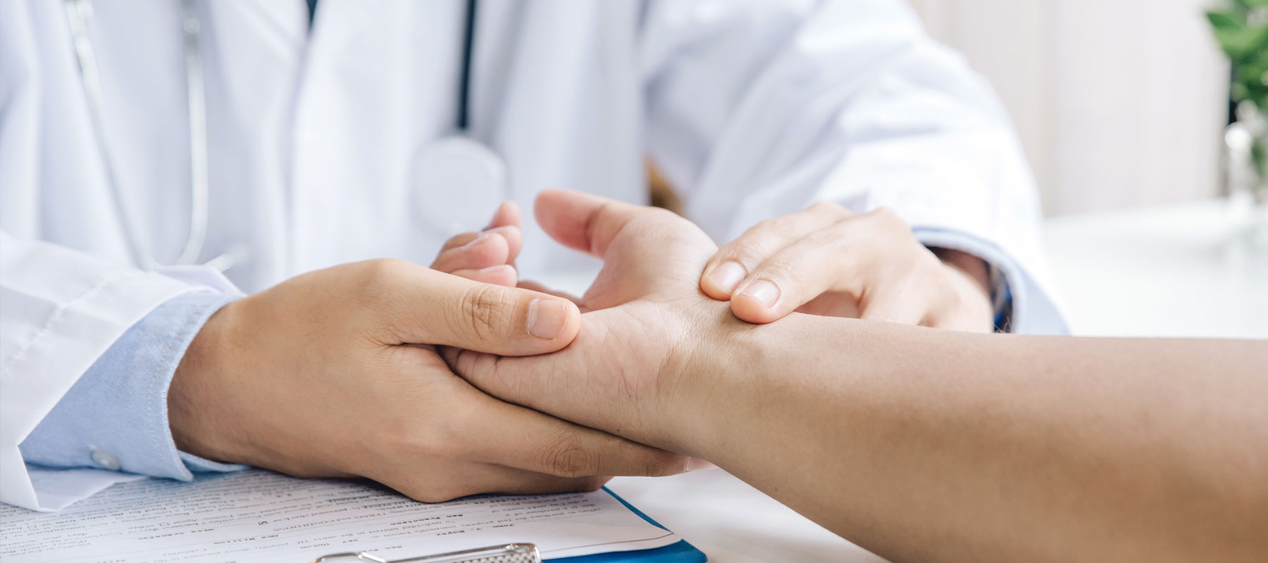 Orthopäde zeigt Morbus bei Patient in OCS Düsseldorf