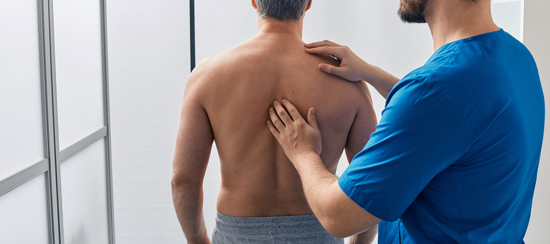 Orthopäde erklärt Bandscheibenvorfall bei Patient in OCS Düsseldorf