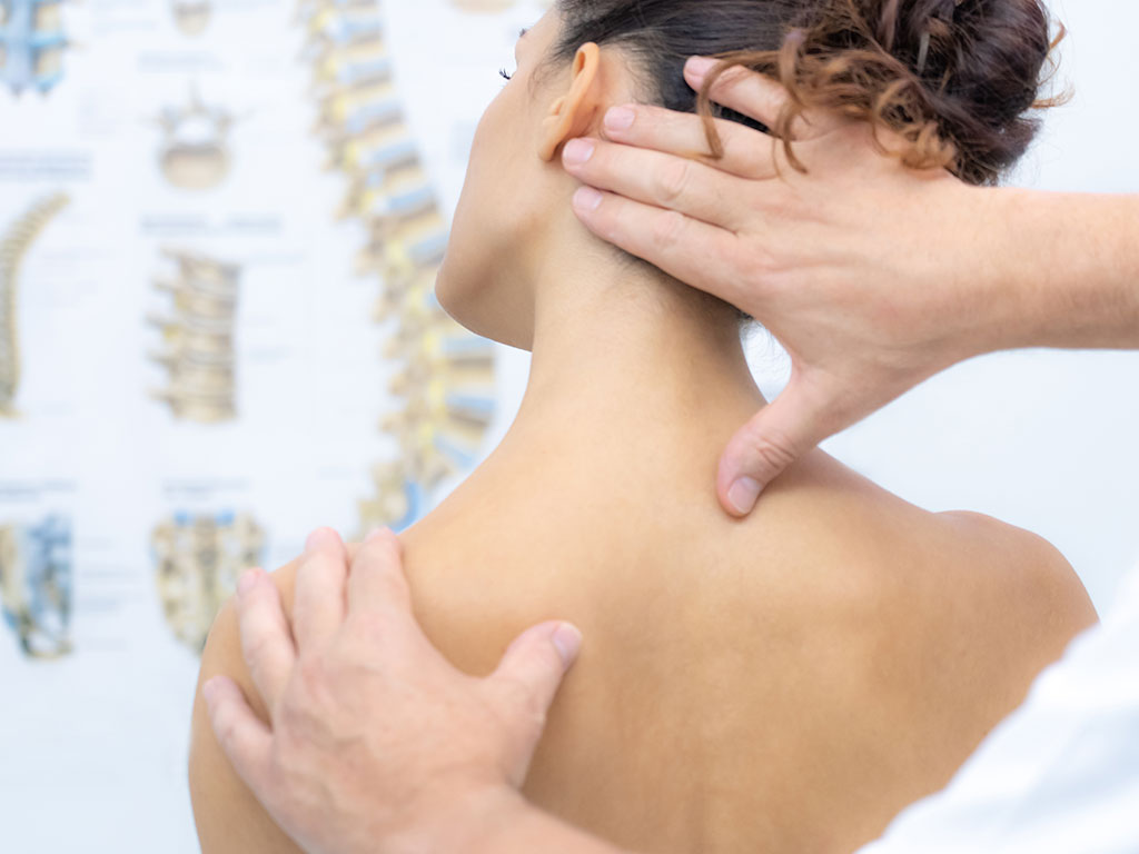Orthopäde erklärt Entzündung der Wirbelsäule bei Patient in OCS Düsseldorf