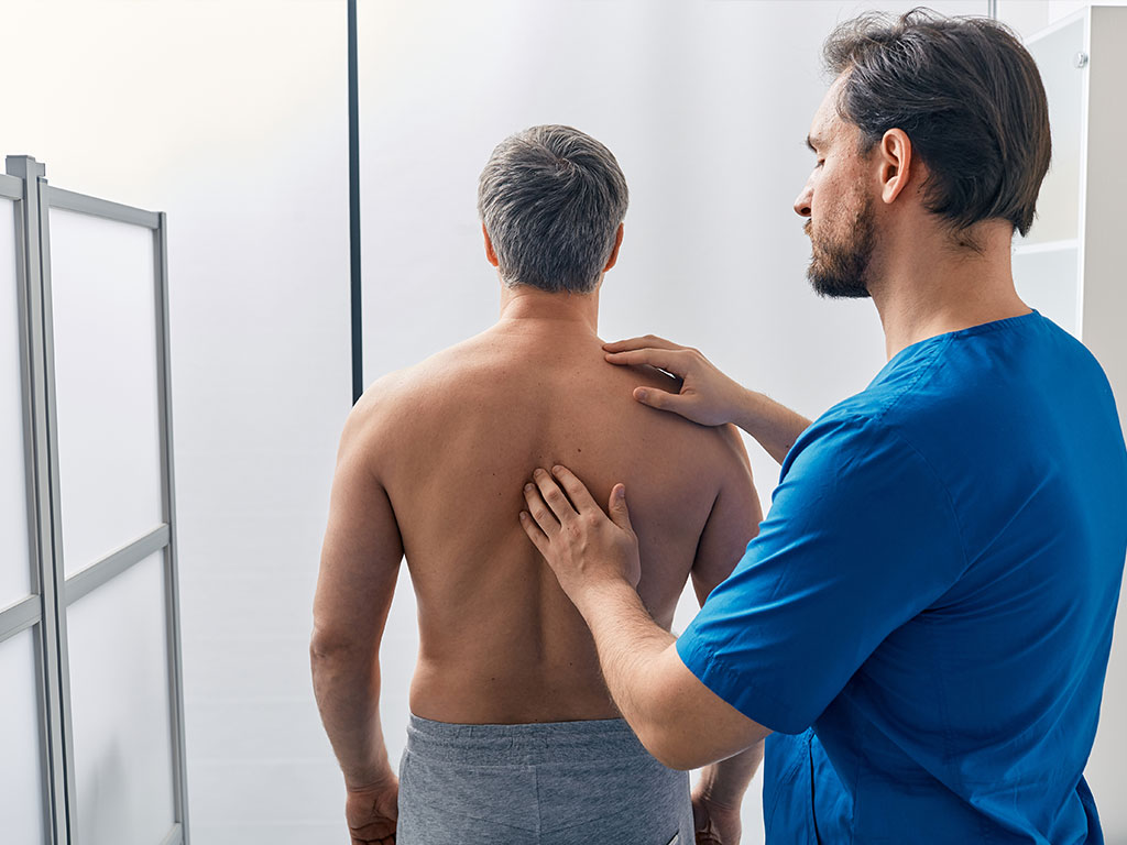 Orthopäde behandelt Wirbelsäulenarthrose konservativ bei Patient in OCS Düsseldorf