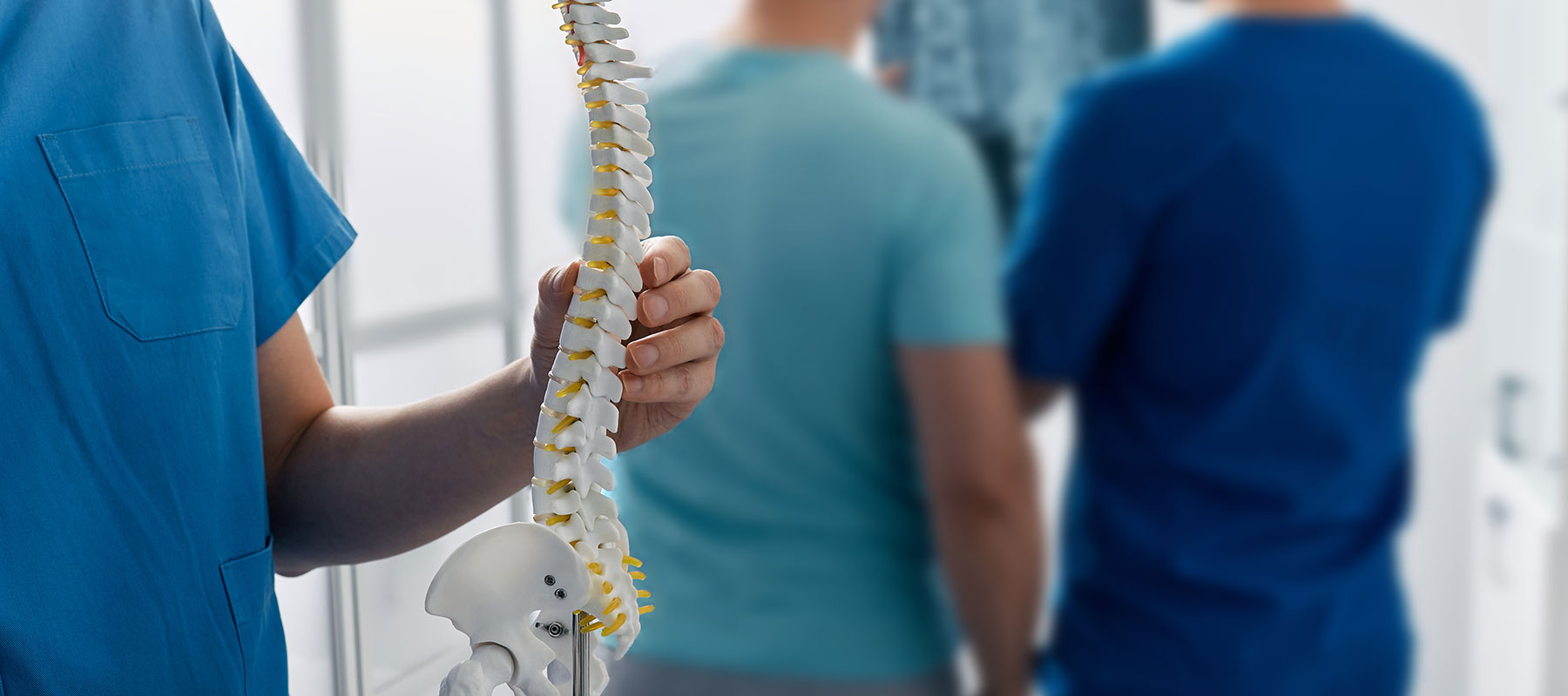 Orthopäde zeigt Wirbelsäulenarthrose bei Patient in OCS Düsseldorf