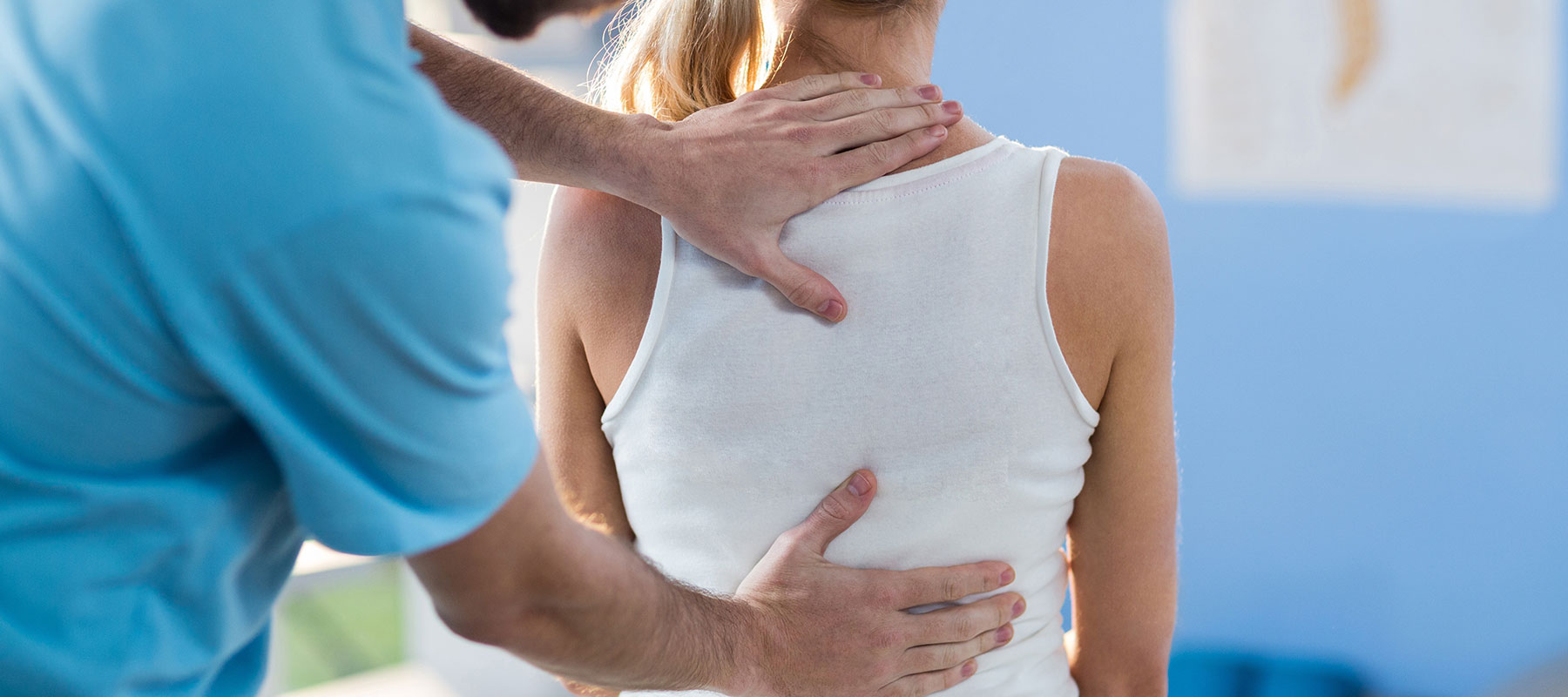Orthopäde untersucht Wirbelsäule bei Patient in OCS Düsseldorf