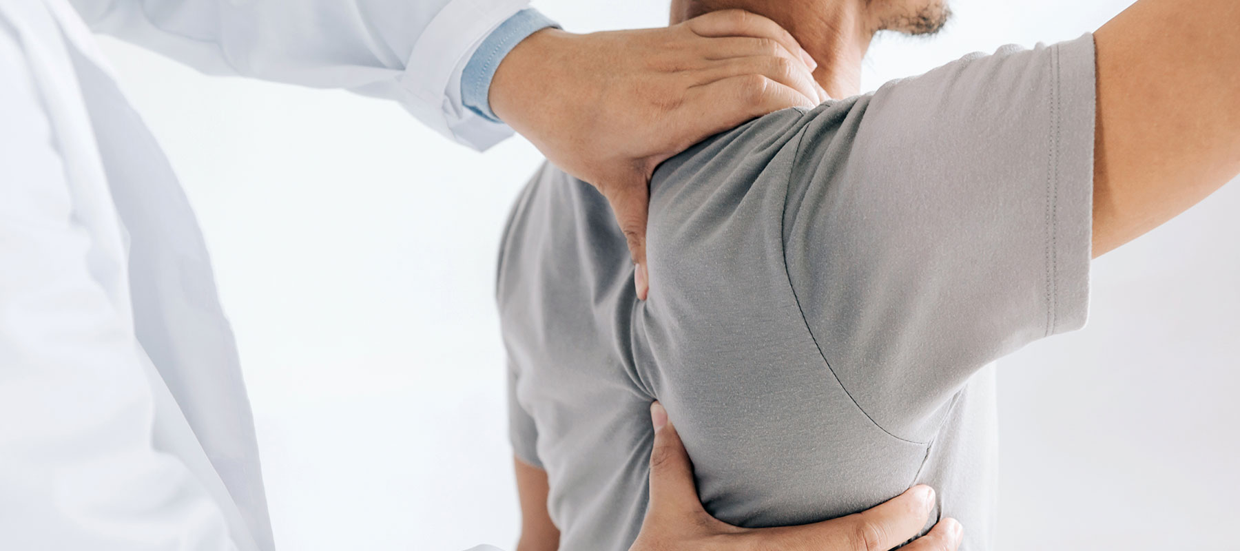 Orthopäde untersucht Kalkschulter bei Patient in OCS Düsseldorf