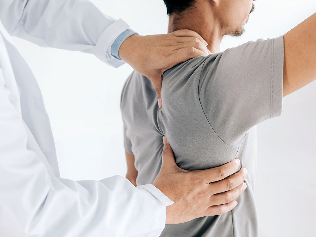 Orthopäde erklärt Symptome eines Sehnenrisses an der Schulter bei Patient in OCS Düsseldorf