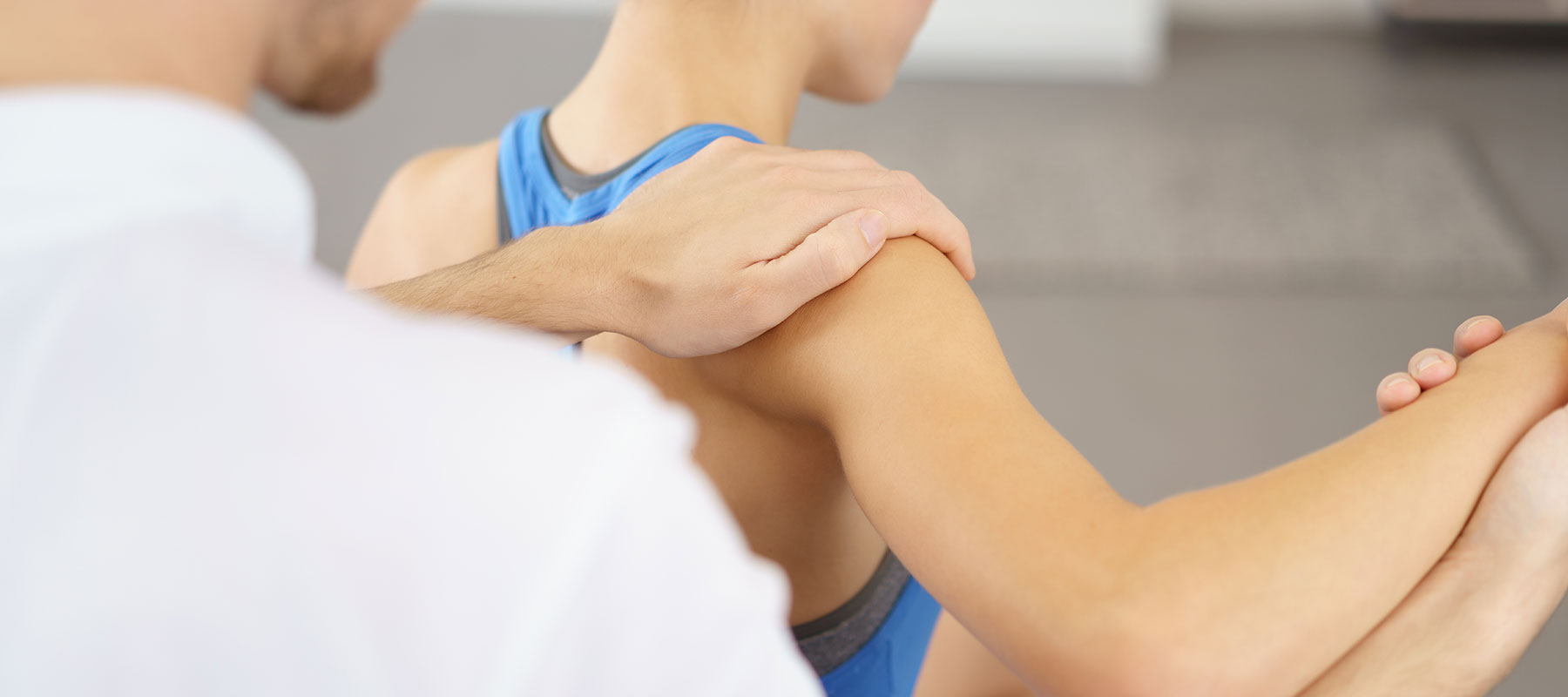 Orthopäde untersucht Schulter eines Patienten in OCS Düsseldorf