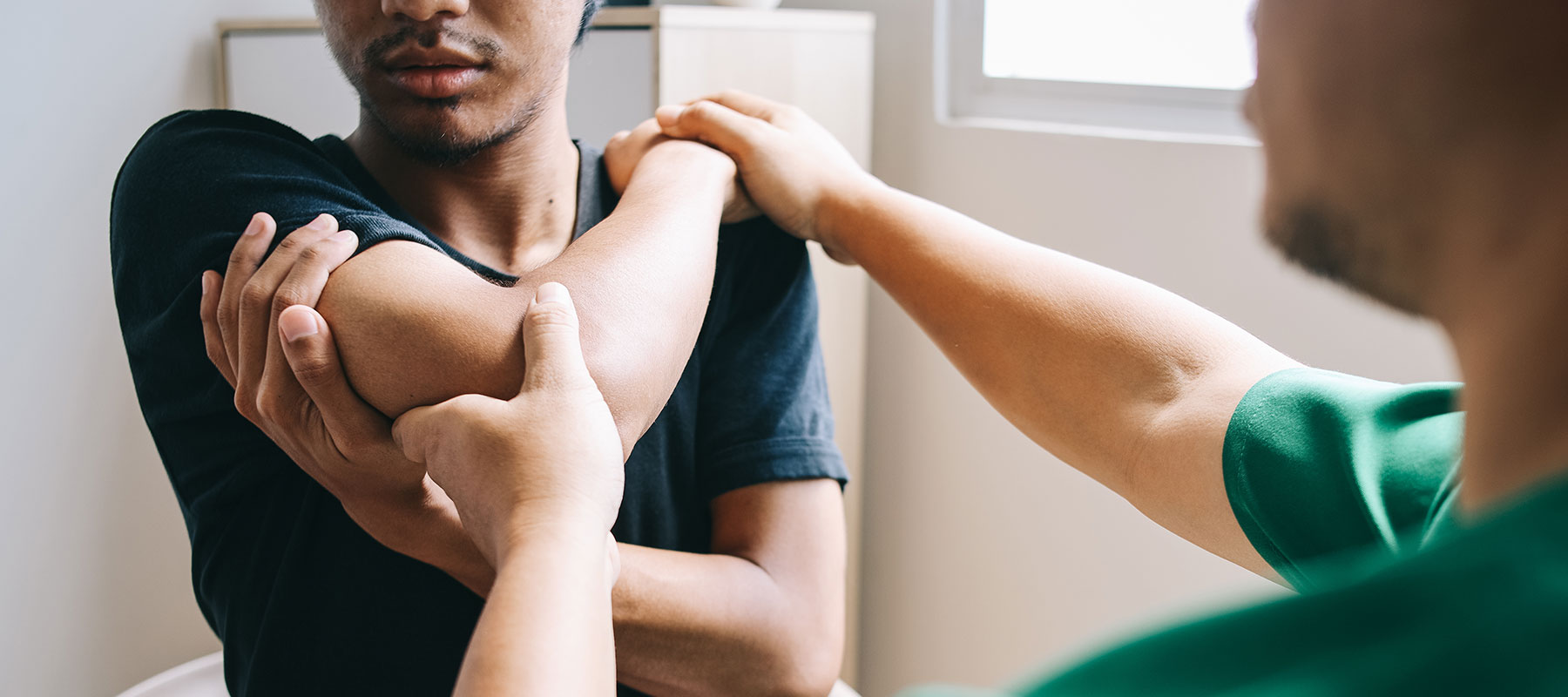 Orthopäde behandelt Tennisarm bei Patient in OCS Düsseldorf