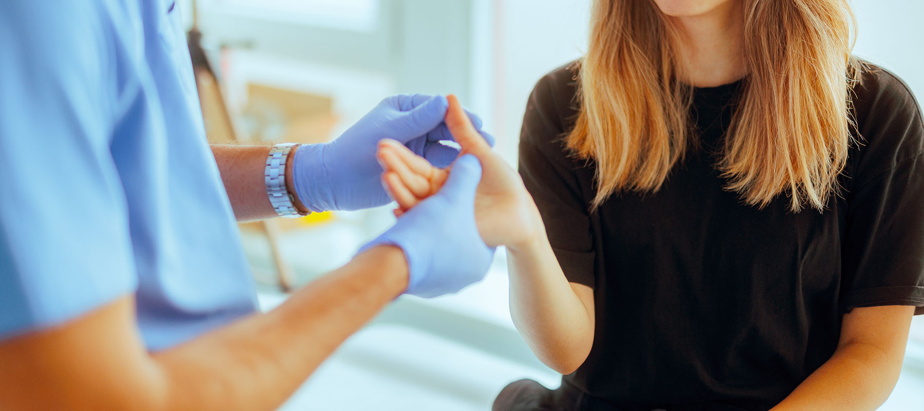 Orthopäde erklärt schnellenden Finger bei Patient in OCS Düsseldorf